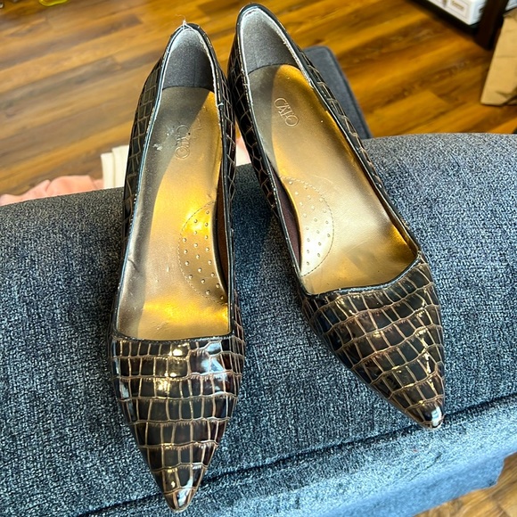 Cato Shoes - CATO Alligator Pointed Closed Toe Heels (Dark Brown) Size 11M